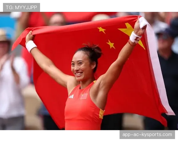 中国队员赛后高举国旗,全场欢呼不断 中国队员赛后高举国旗,全场欢呼不断